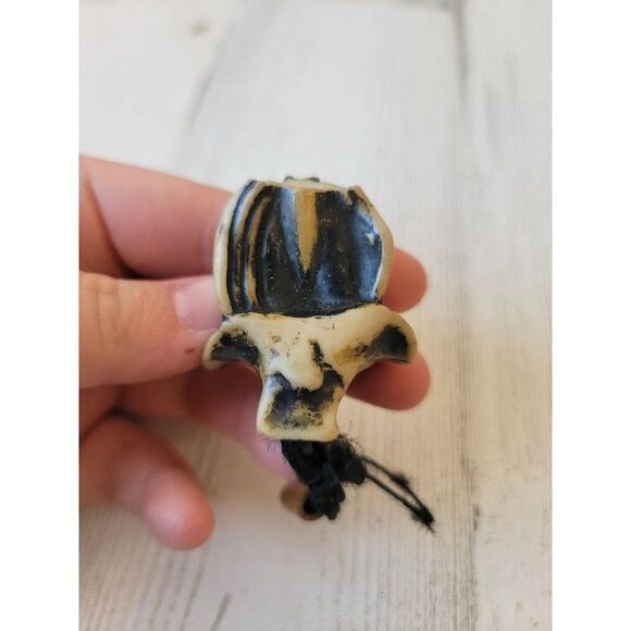 Scary black skull face keychain Halloween figure - Picture 3 of 3